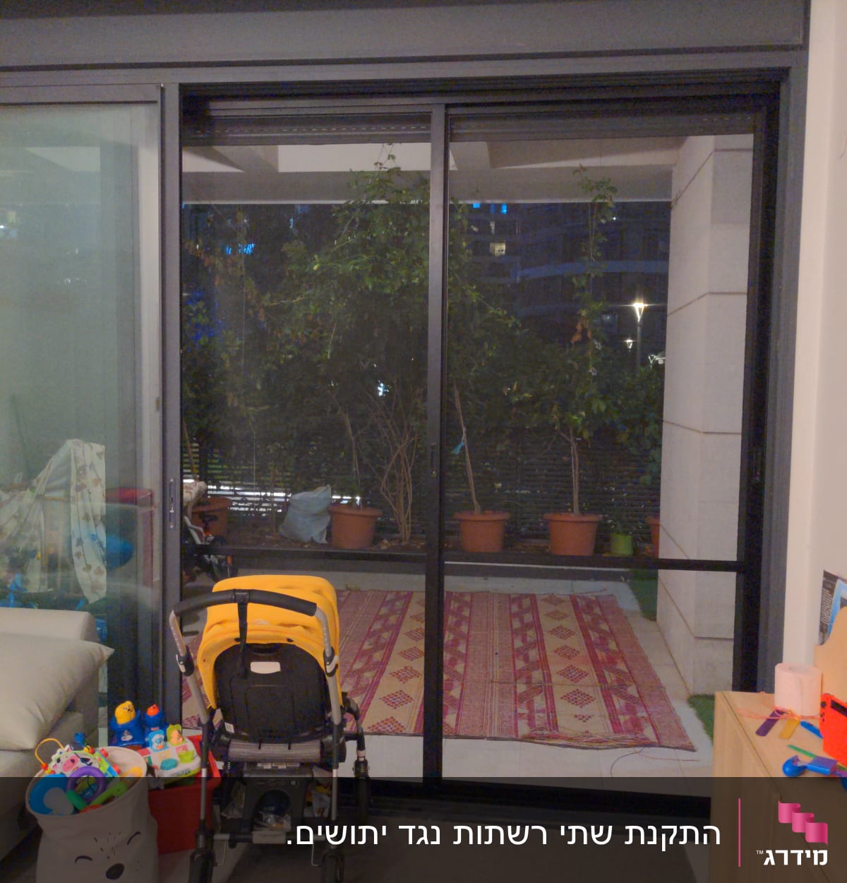 דלת הזזה מאלומיניום עם מסגרת כהה